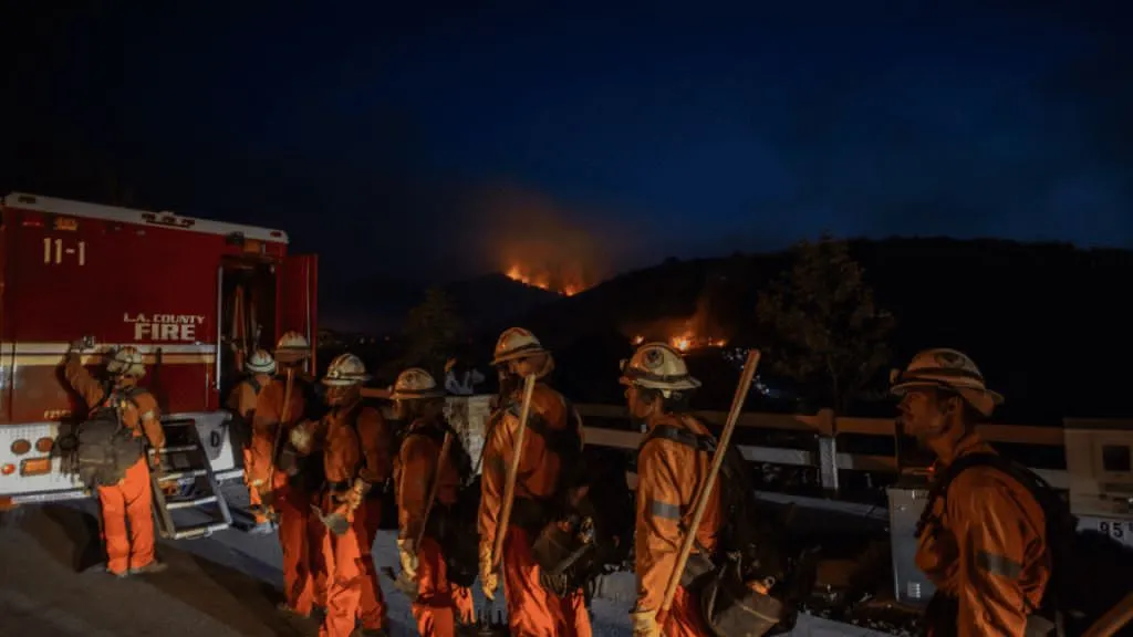 Incendio forestal fuera de control obliga a evacuar a más de 23 mil personas en California
