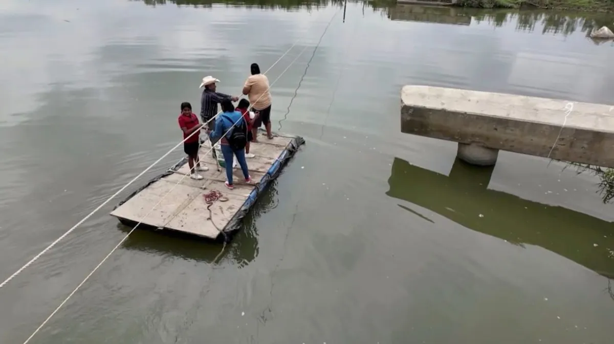 A falta de puente, habitantes cruzan en balsa el Río San Juan en Nuevo León