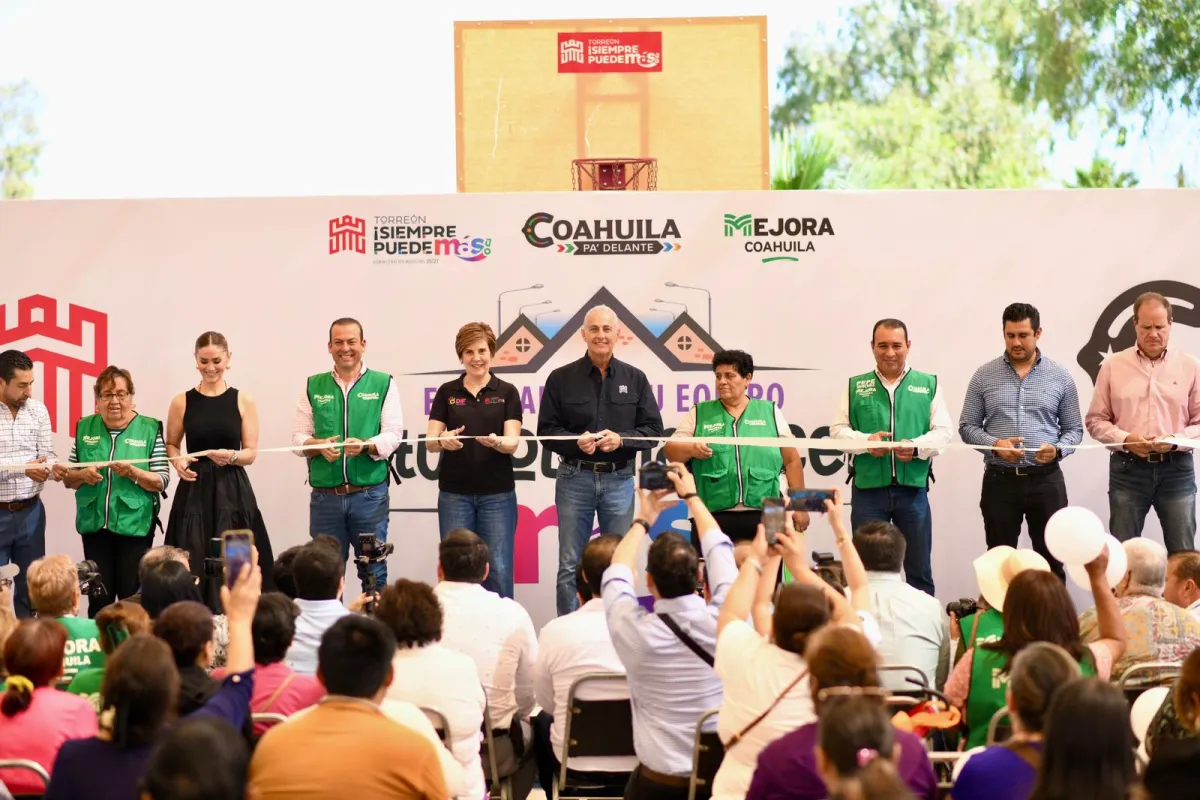 Entregan techumbre y rehabilitan cancha en Villa California en Torreón