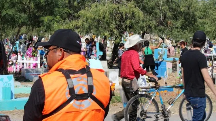 Más de 250 mil personas acudieron a los panteones de Nuevo León durante el Día de Muertos