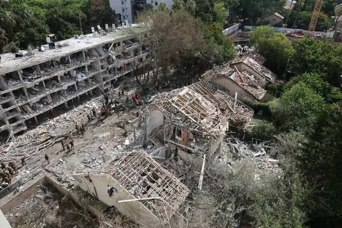 Explosiones sacuden Teherán pese al alto al fuego anunciado por EE.UU.