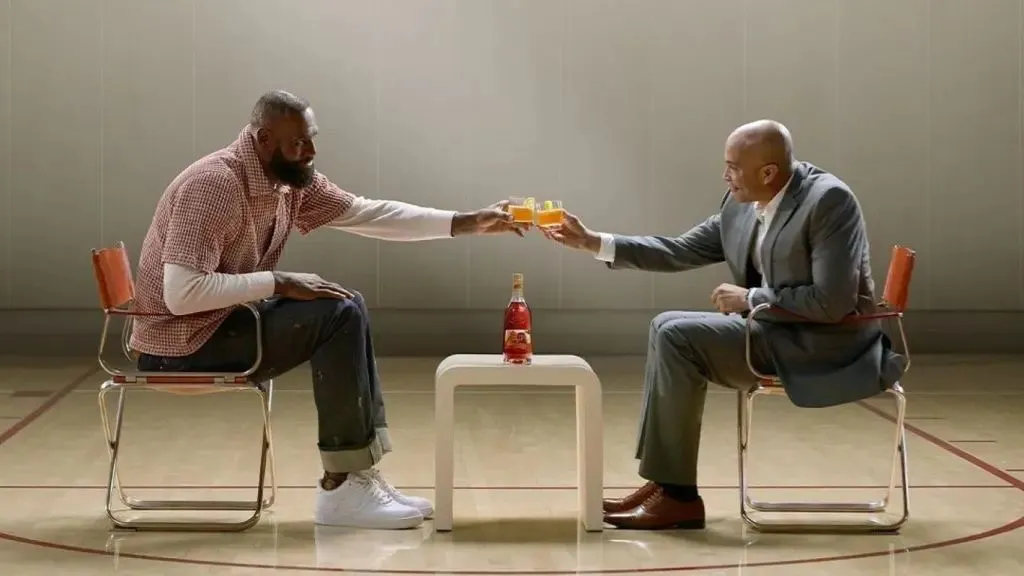 LeBron James desata críticas al convertir un anuncio personal en campaña de alcohol