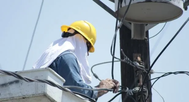 Calor extremo, tormentas y red antigua agravan crisis de apagones en Monterrey