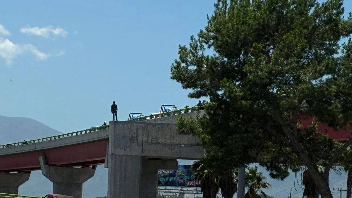 Policía Municipal de Saltillo salva a joven con discapacidad que intentaba quitarse la vida en el Distribuidor El Sarape