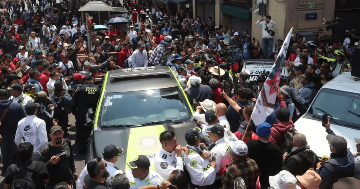 Maestros de la CNTE se enfrentan con policías durante marcha en CDMX