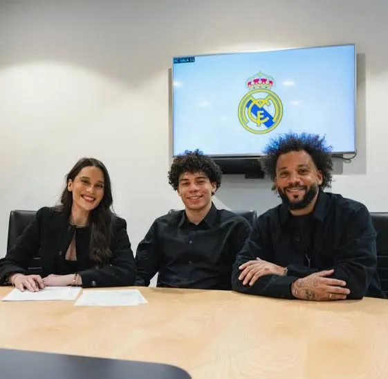 Enzo Alves, hijo de Marcelo, firma su primer contrato profesional con el Real Madrid