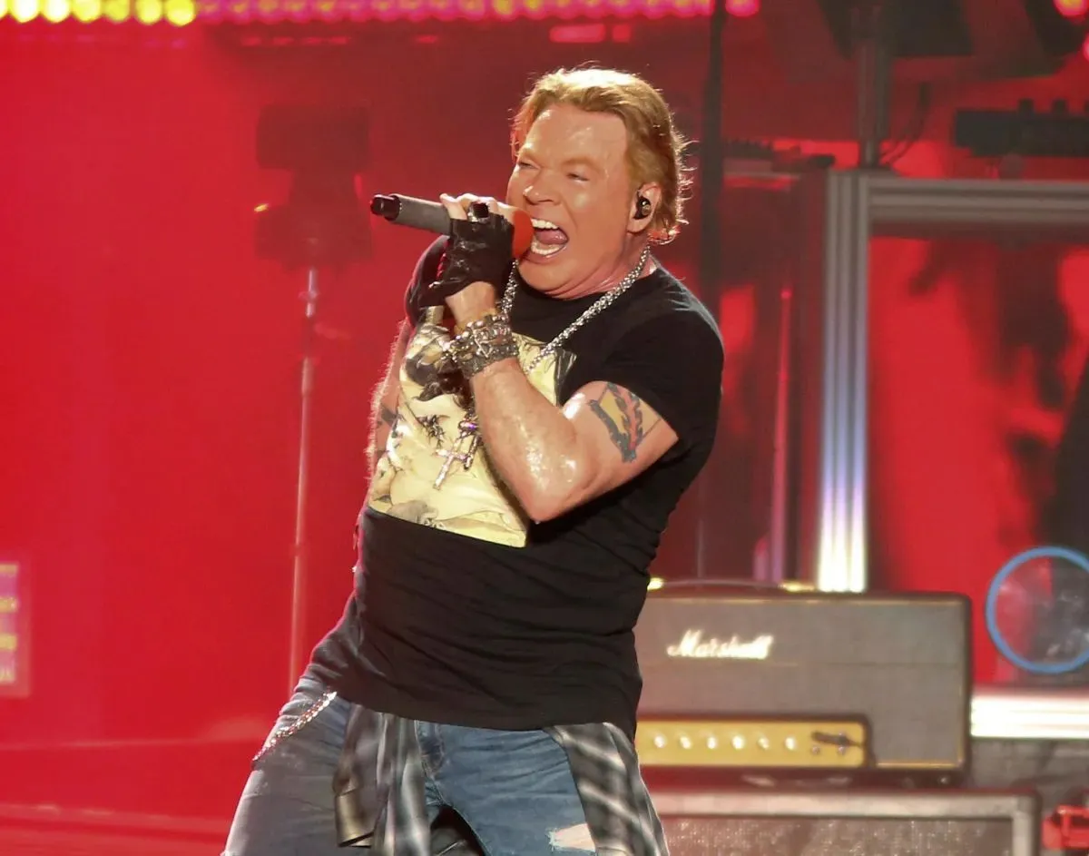Axl Rose lanza su micrófono al baterista durante concierto en Argentina