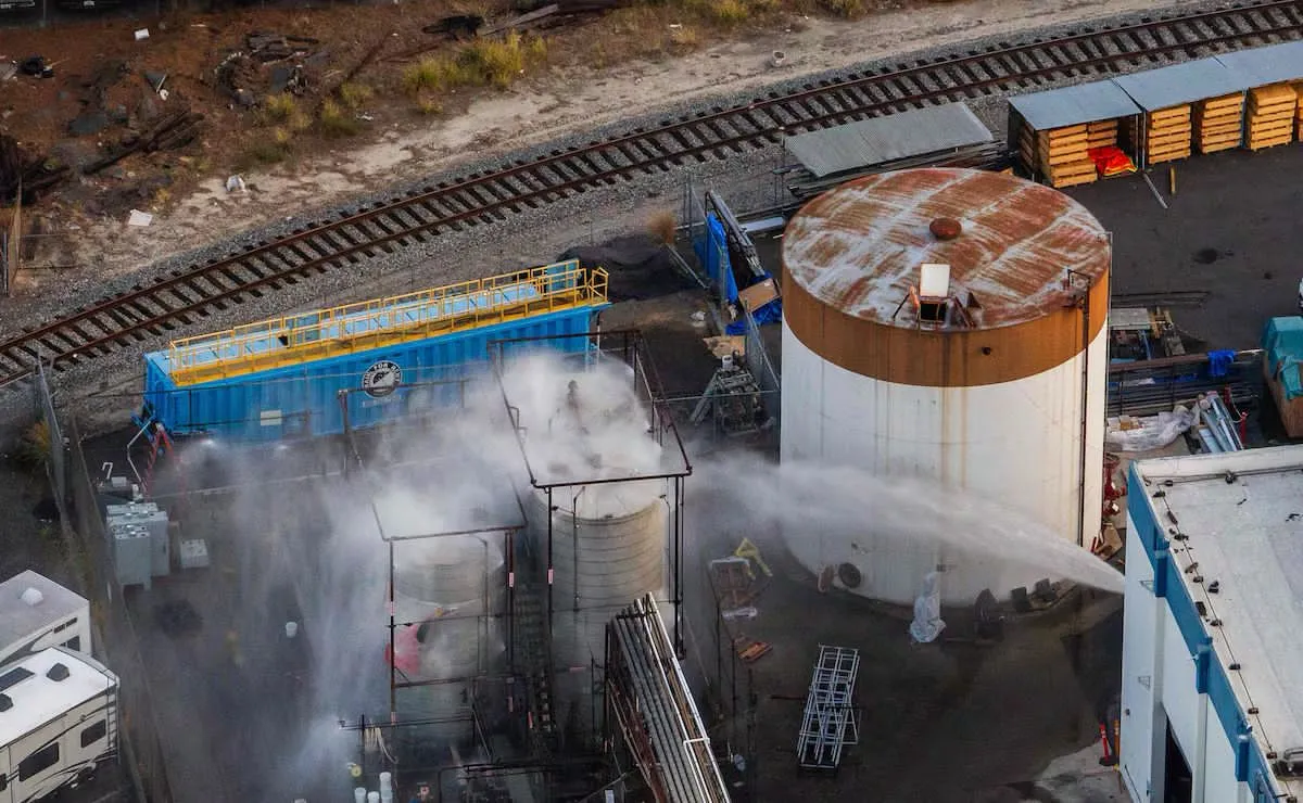 Fuga tóxica mantiene evacuadas a 16 mil personas en California; investigan falla en planta química