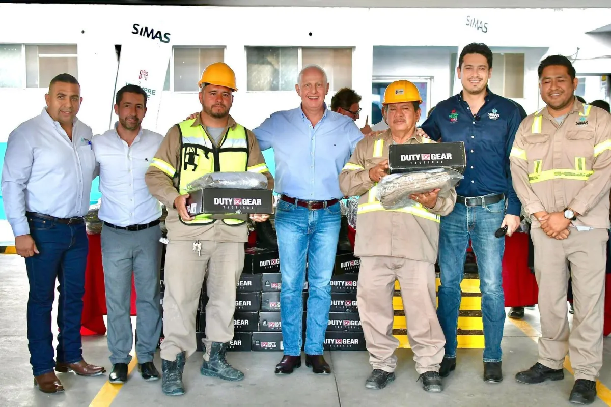 Román Alberto Cepeda entrega uniformes a trabajadores del SIMAS Torreón y reconoce su labor ante crisis hídrica
