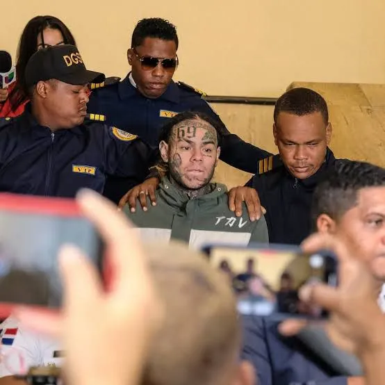 Tekashi 6ix9ine se declara culpable por posesión de drogas y podría volver a prisión