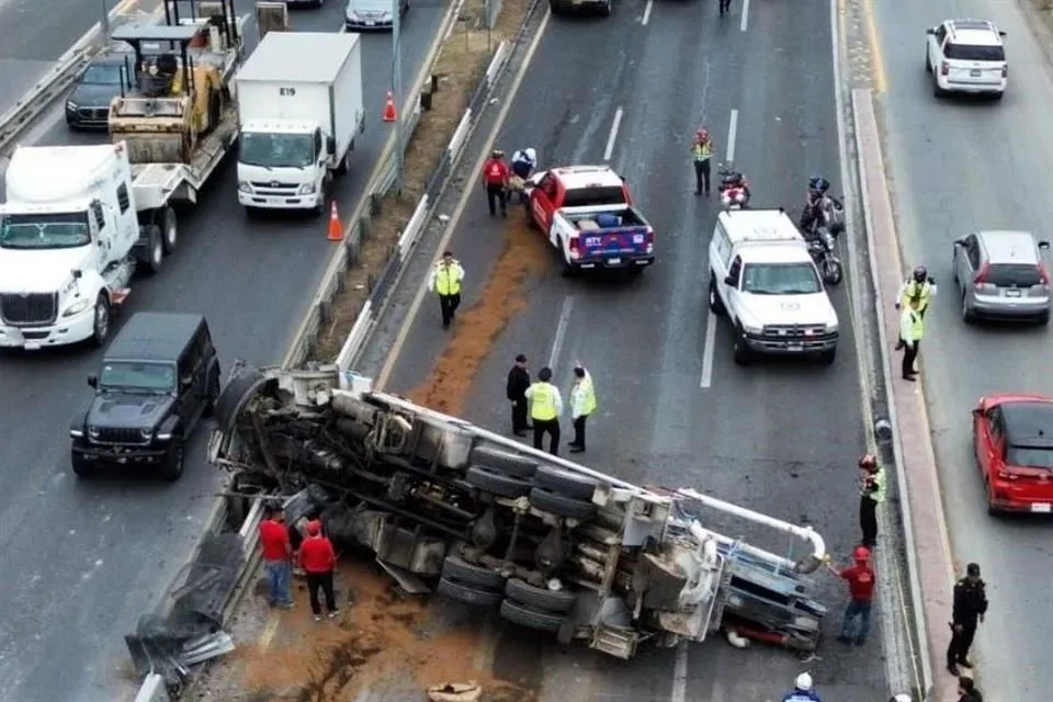 Vuelca camión de concreto y paraliza la Carretera Nacional en el sur de Monterrey