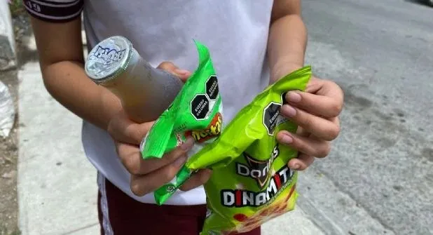Persisten alimentos “chatarra” en escuelas de NL pese a prohibición federal
