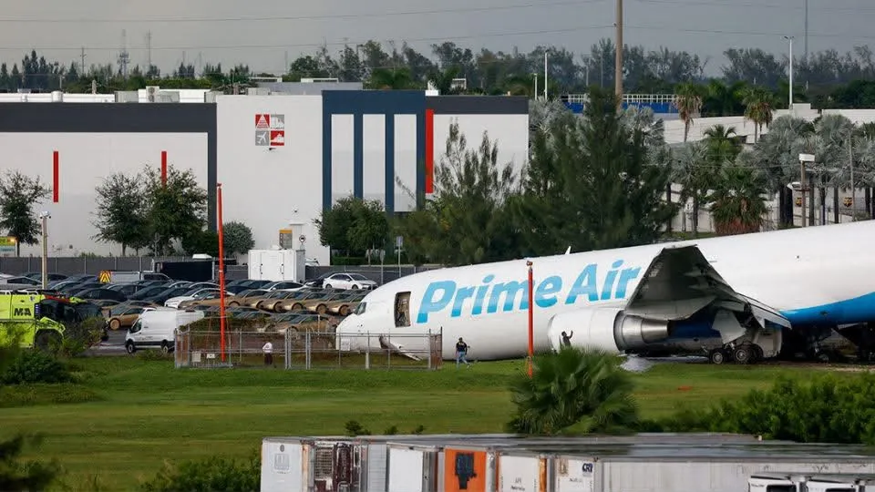 Accidente de avión de Amazon en Miami deja cinco muertos