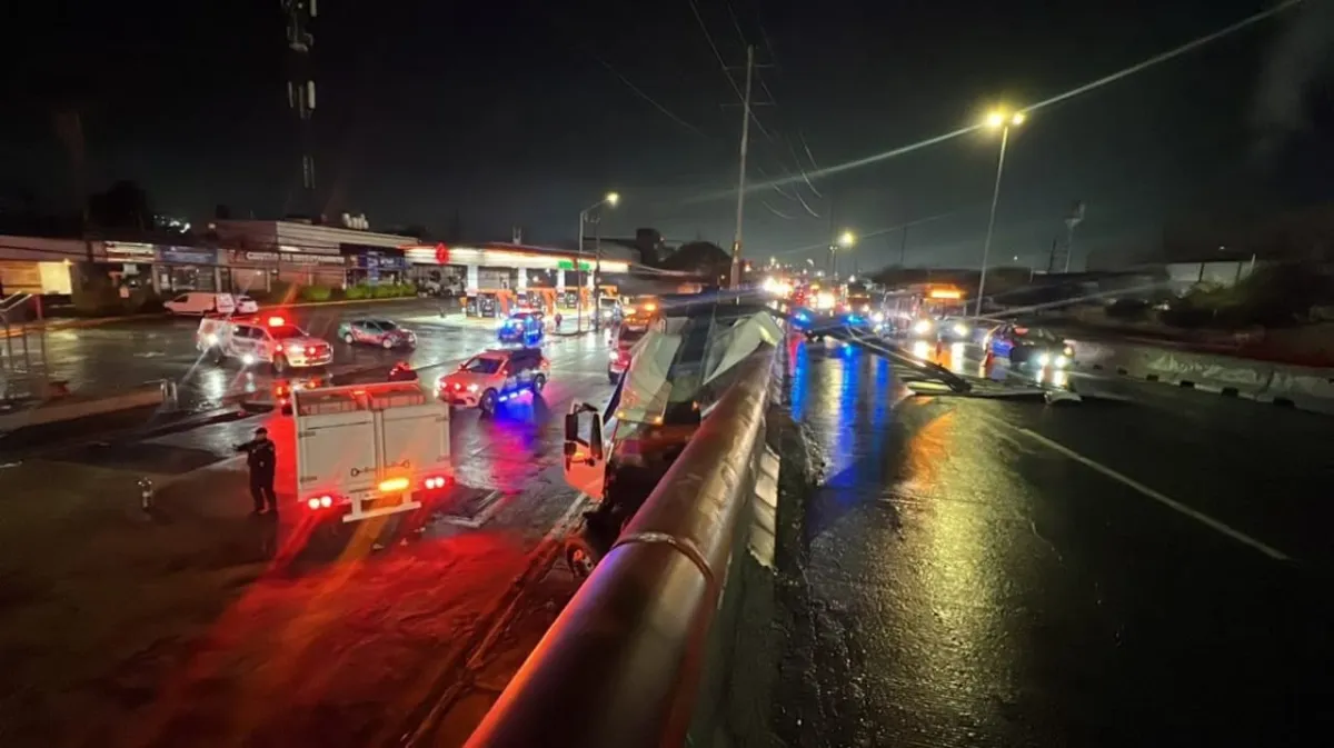 Tráiler pierde el control, derriba señalamiento y choca contra puente en San Pedro