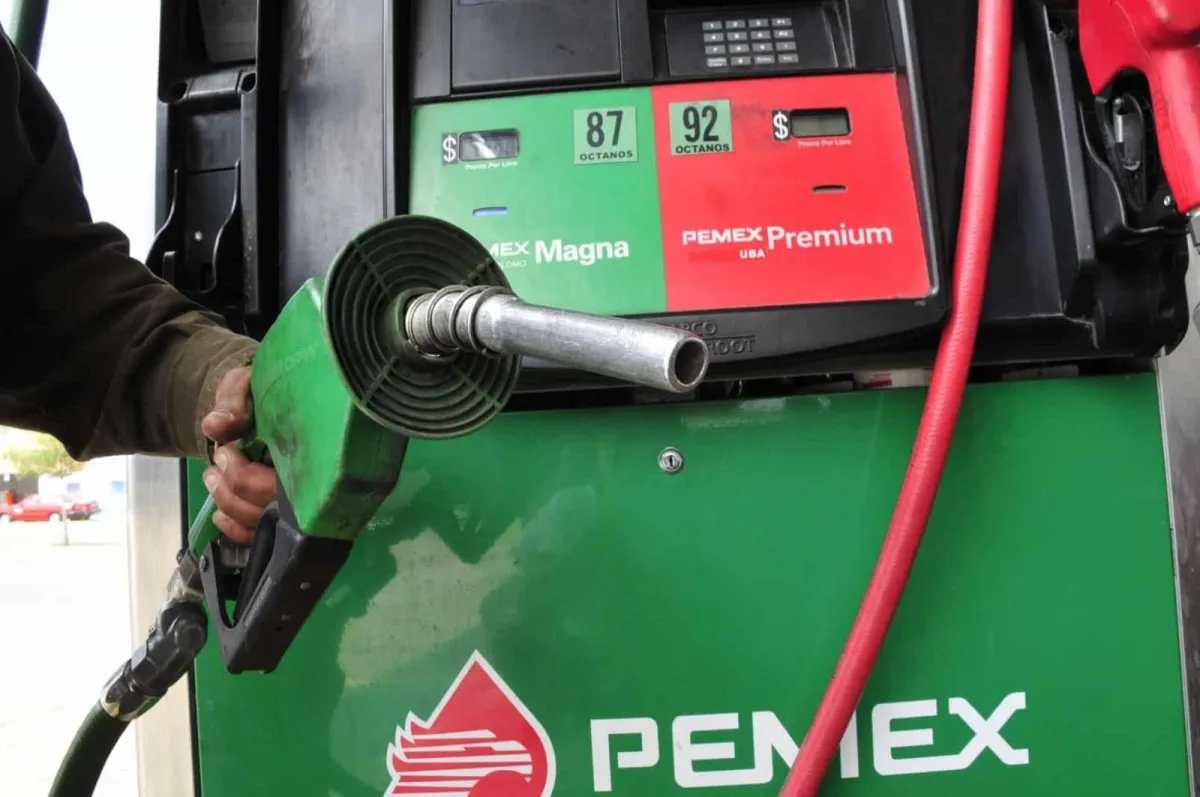 Reportan escasez de gasolina Premium en Monterrey; afecta estaciones en San Pedro y zona sur