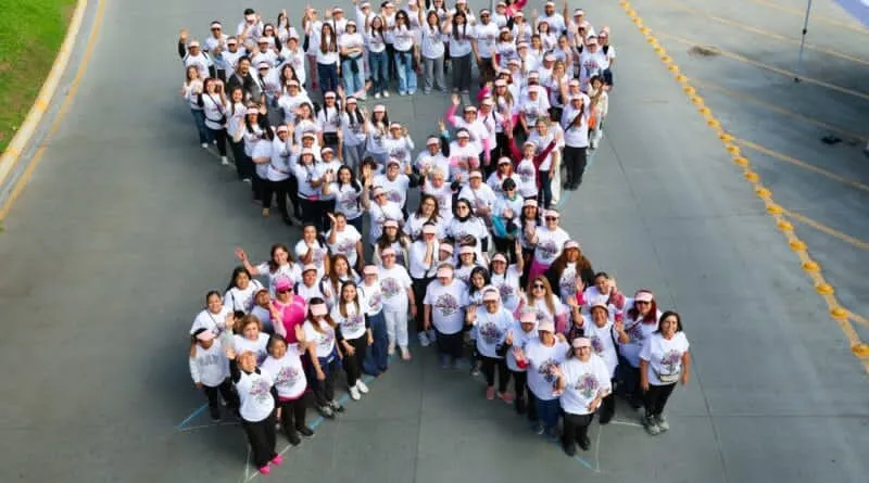 Forma San Pedro lazo humano rosa para promover la prevención del cáncer de mama