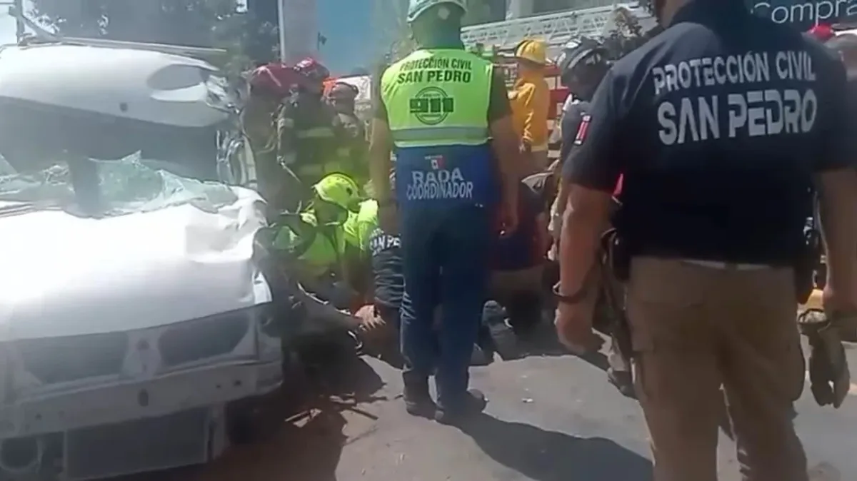 Dos hombres quedan atrapados tras brutal choque en NL