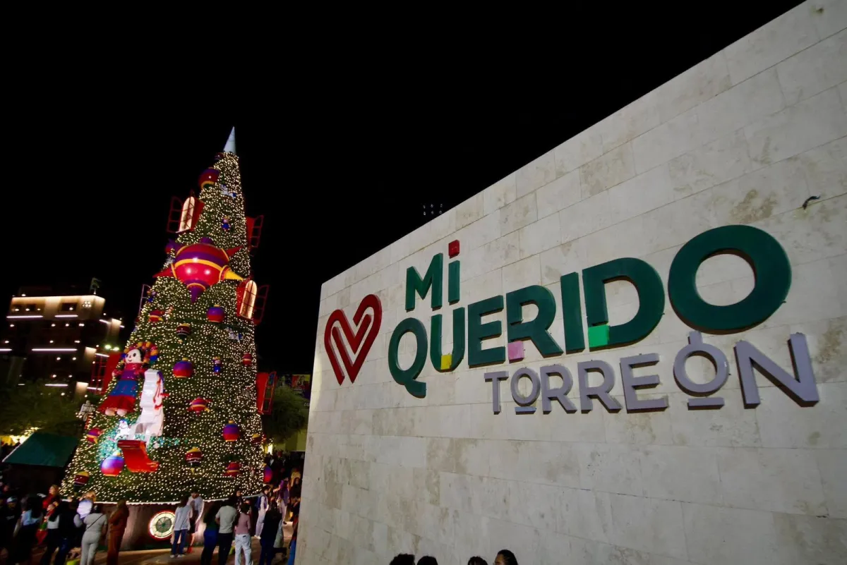 Más de 40 mil torreonenses celebran el Gran Encendido de Villa Magia Coahuila en Plaza Mayor en Torreón