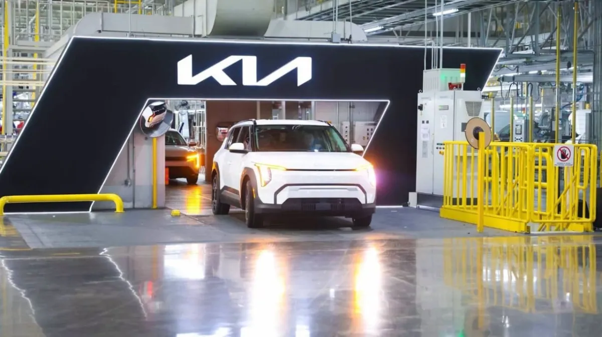 Inicia en Pesquería la producción del primer KIA eléctrico fabricado en México
