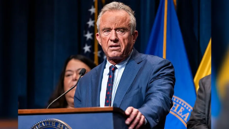 Demandan a Kennedy por cambios al calendario de vacunas