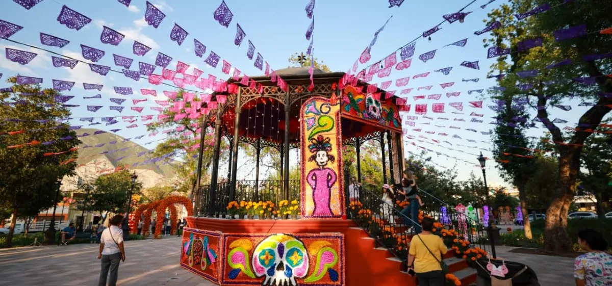Plaza Juárez se llena de tradición y arte en una vibrante celebración del Día de Muertos en San Pedro
