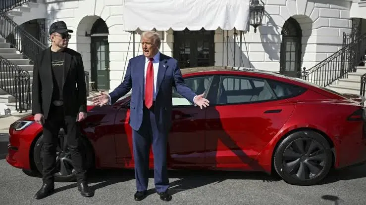 Trump se sube a un Tesla en la Casa Blanca y refuerza su respaldo a Elon Musk