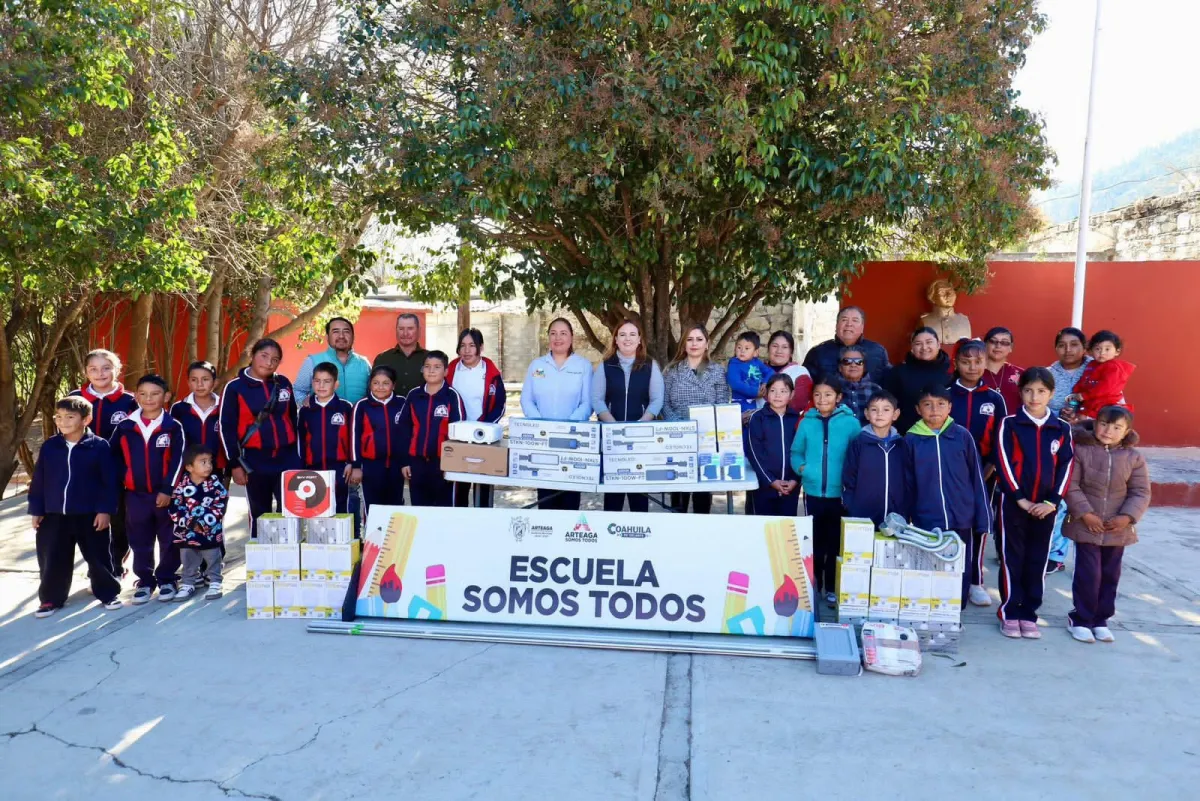 Arteaga impulsa escuelas con apoyos de hasta 50 mil pesos