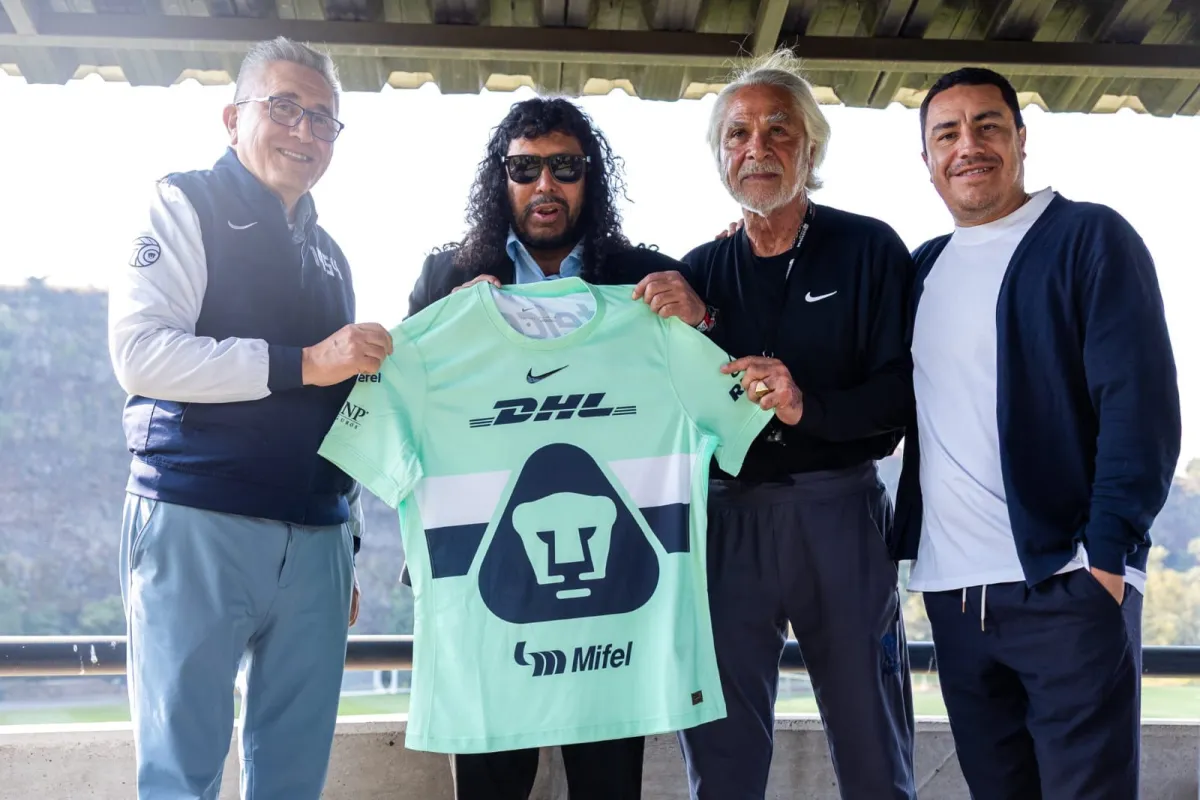 René Higuita visita el entrenamiento de Pumas tras ser investido al Salón de la Fama 2025