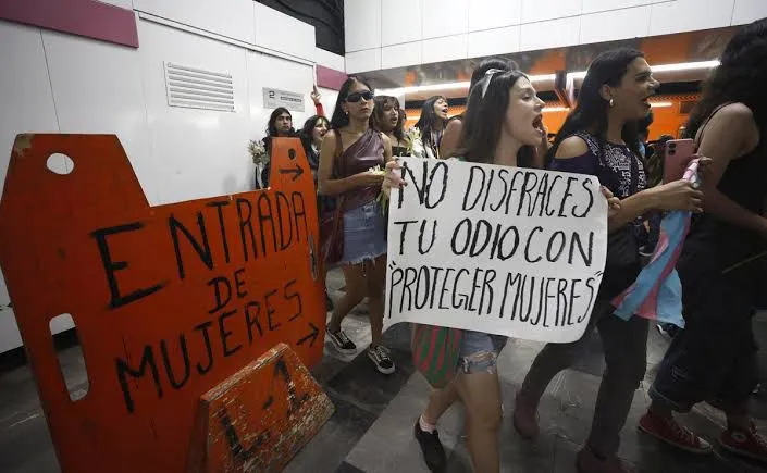 Mujeres trans protestan en el Metro CDMX
