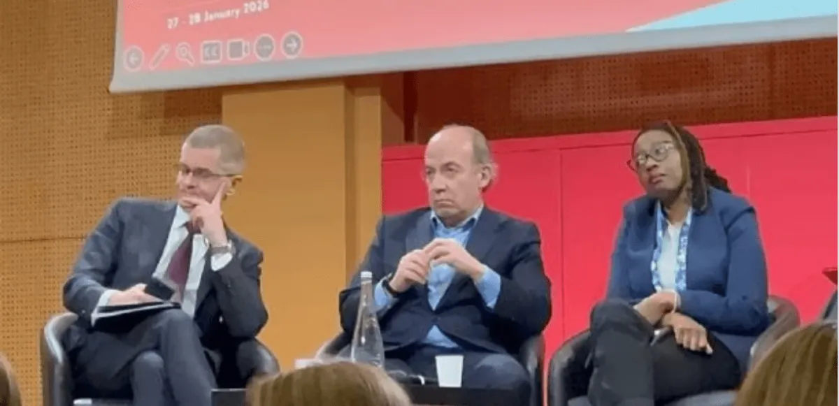 Interrumpen a Felipe Calderón en París con gritos de “¡asesino!”