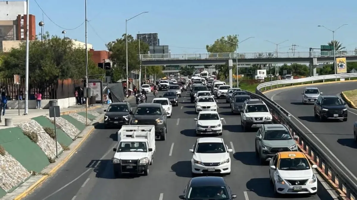 Tráileres saturan Monterrey y vecinos advierten colapso vial si no se regula su circulación