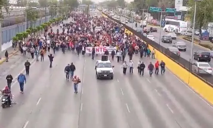 CNTE bloquea accesos al AICM y desata caos vial en la CDMX