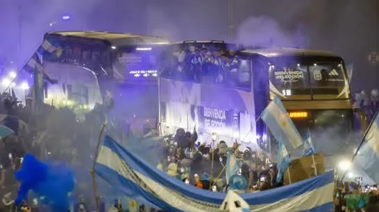 Argentina regresa sin Messi tras perder la Final  y recibe el apoyo de miles de aficionados en Buenos Aires