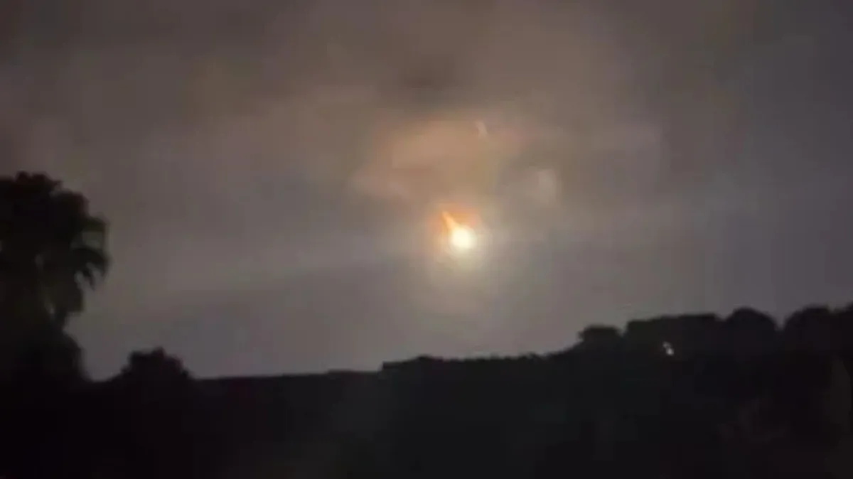 Destello celestial sorprende a Monterrey: un bólido cruzó el cielo y no fue un meteorito