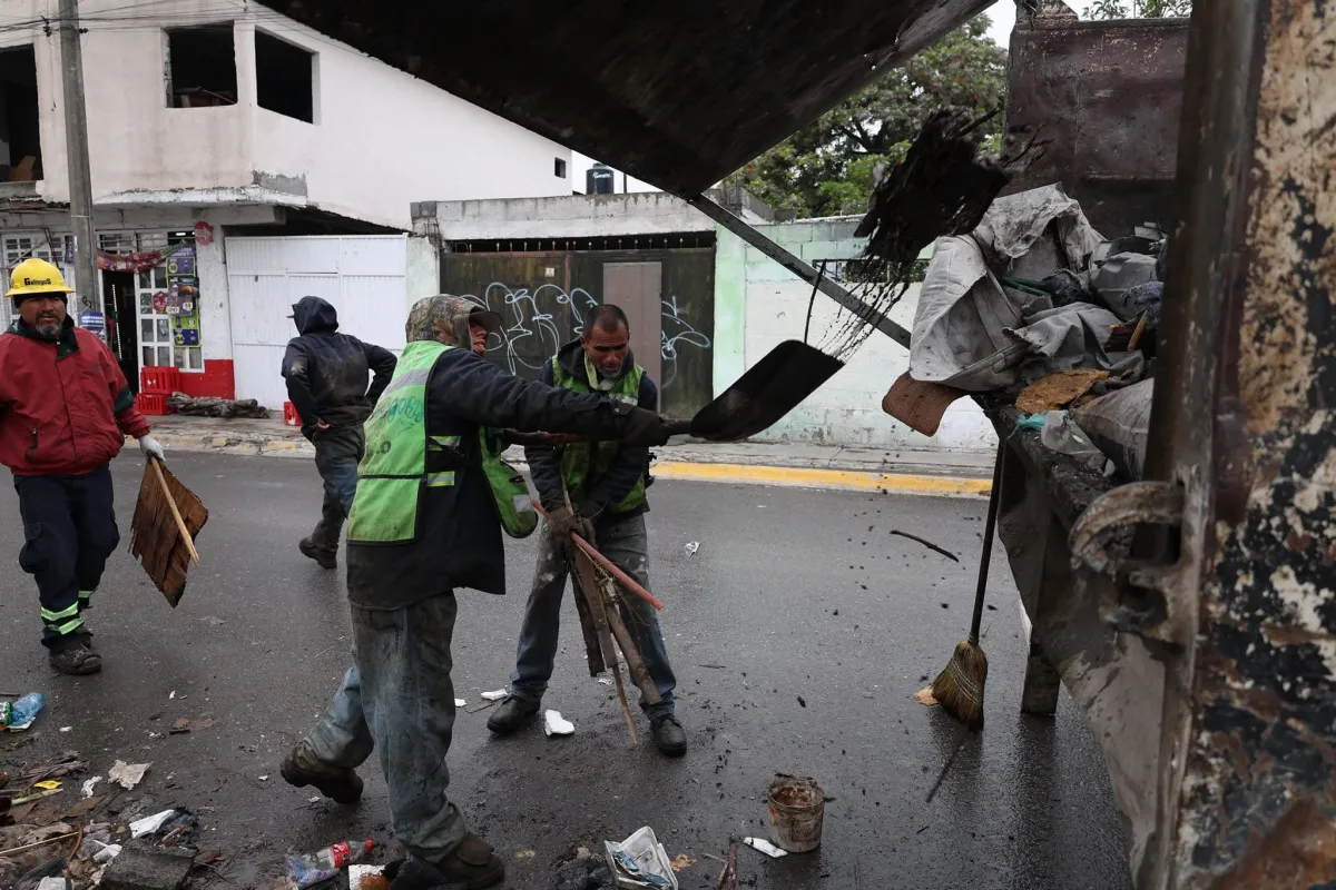 Intensifica Javier Díaz limpieza de callejones en la Morelos; invita a denunciar a quien los ensucie