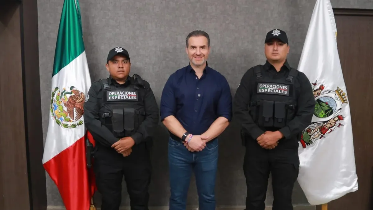 Policías salvan a niño de morir asfixiado y reciben reconocimiento del alcalde