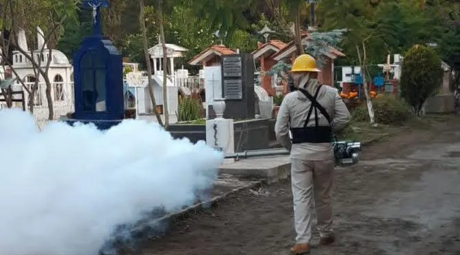 Fumigan panteones municipales de Saltillo previo al Día de Muertos