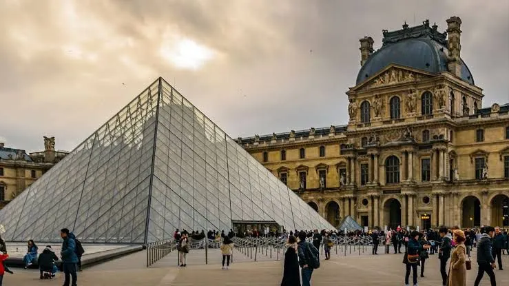 El Louvre cierra por protesta: empleados denuncian saturación turística y desgaste del museo