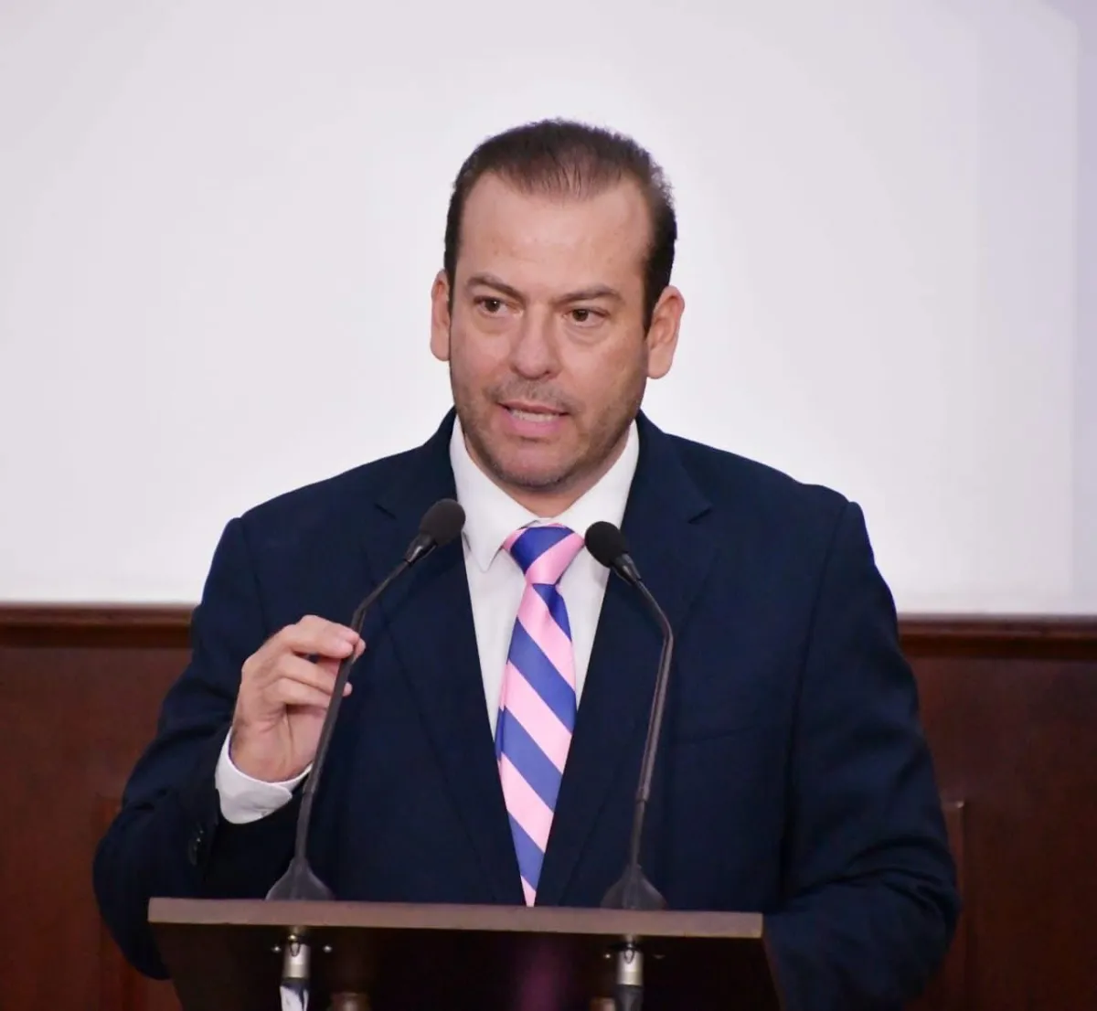 Diputado pide mayor regulación en cobros de colegios particulares para proteger la economía familiar