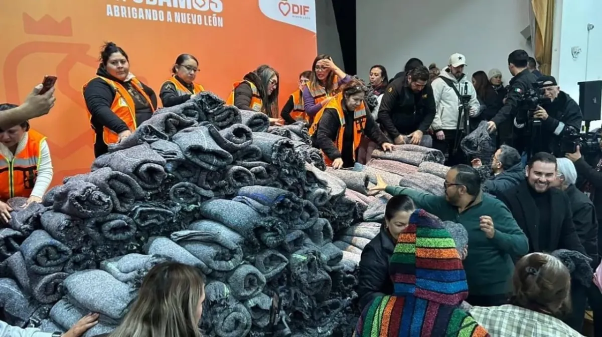 Refuerza DIF Nuevo León apoyo invernal con brigada masiva en la Independencia