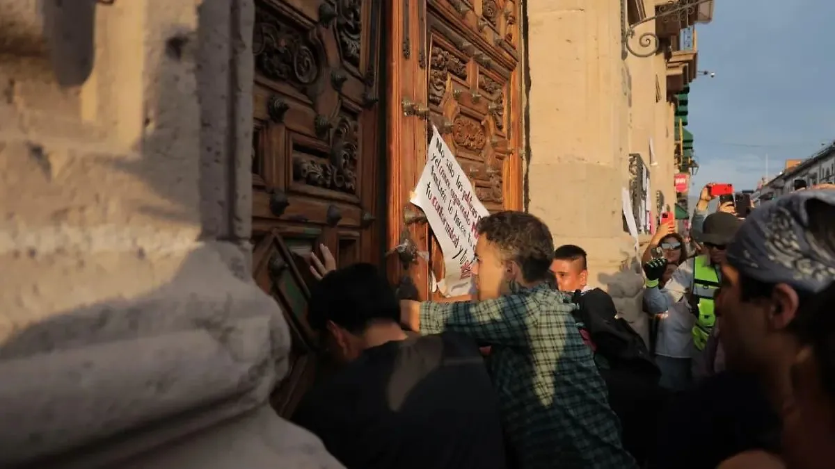 Manifestantes irrumpen en el Palacio de Gobierno de Morelia durante protestas por el asesinato del alcalde de Uruapan