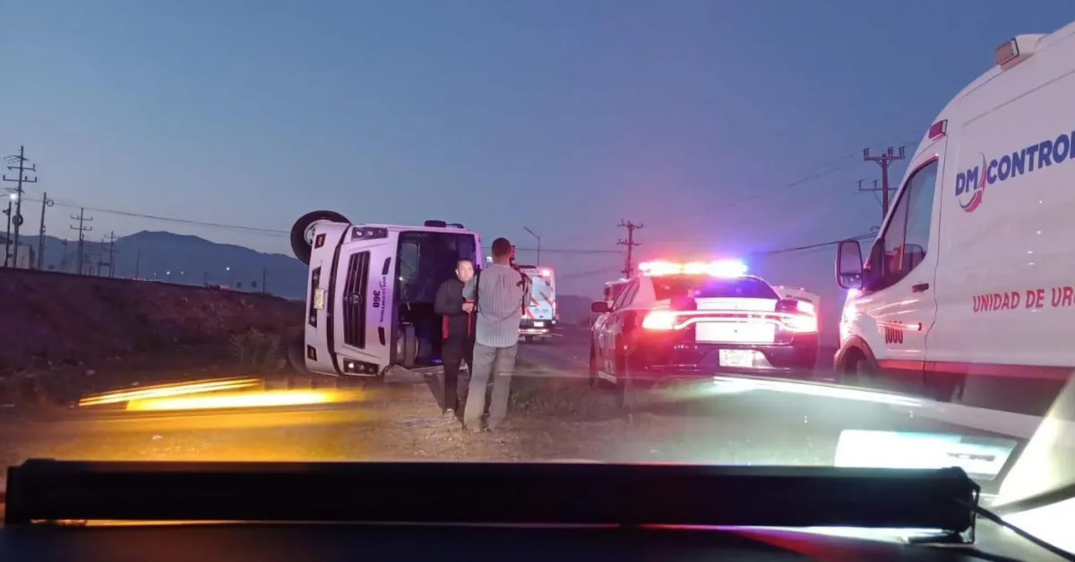 Vuelca camión de personal y deja 19 lesionados en Saltillo