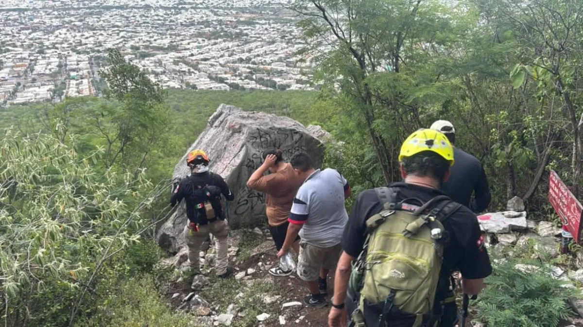 Rescatan a tres senderistas tras extraviarse en el Cerro del Topo Chico