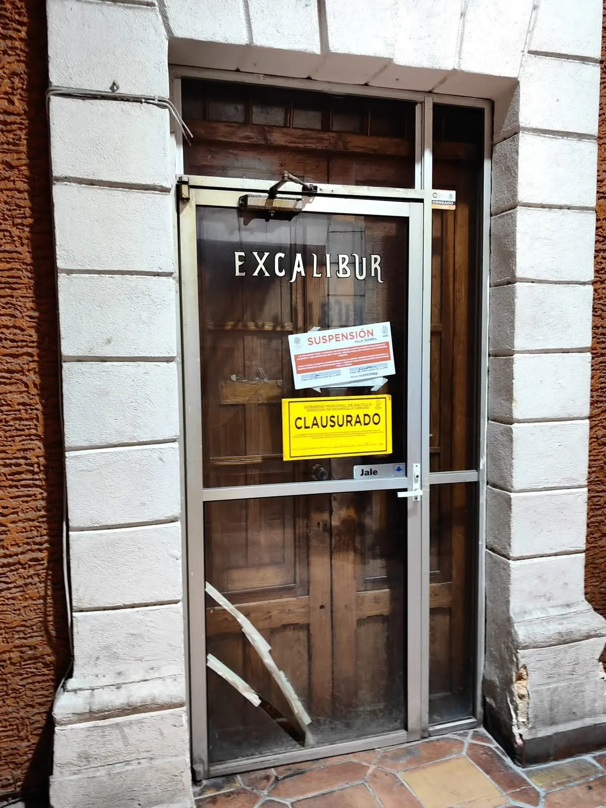 Clausuran bar Excalibur tras operativo en bares del Centro de Saltillo