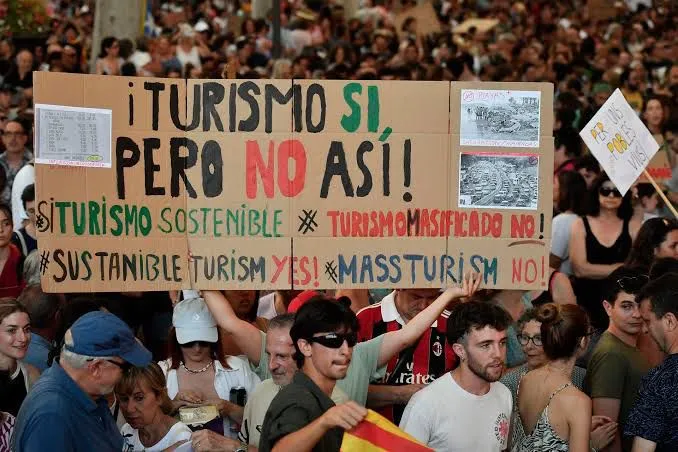 Ciudadanos de España alzan la voz contra el turismo masivo: “Ya no podemos vivir aquí”