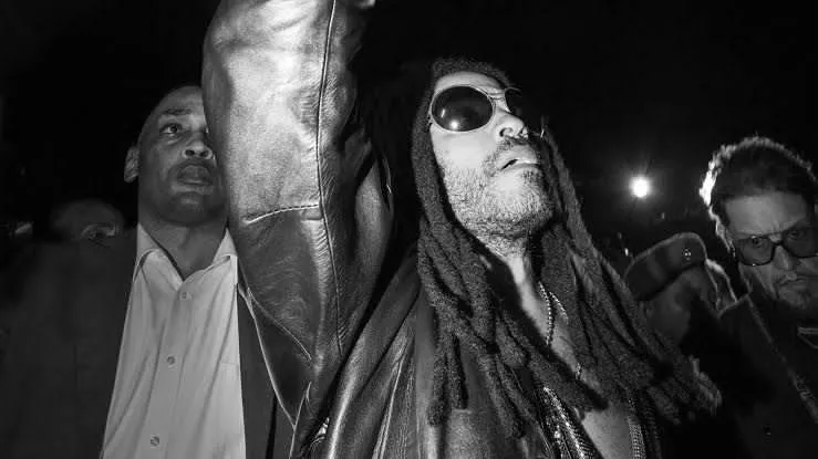 Fan le arranca cuatro rastas a Lenny Kravitz durante un concierto en Australia