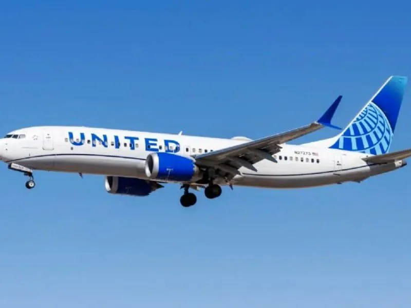 Avión de United Airlines aterriza de emergencia en Los Ángeles y evacúan a 180 pasajeros