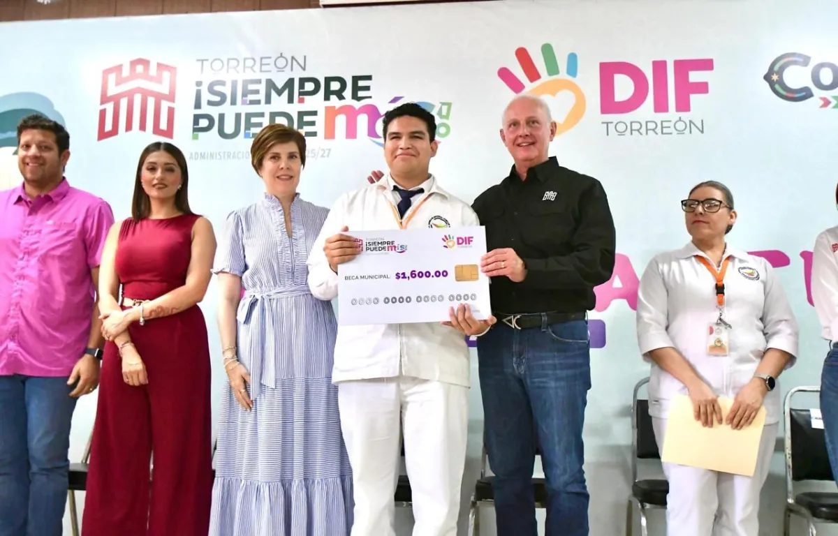 Román Alberto Cepeda entrega apoyos económicos a estudiantes de Enfermería del DIF Torreón