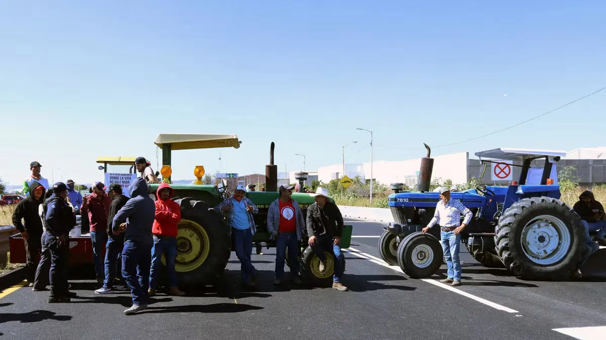Agricultores mantienen bloqueos en Guanajuato por falta de acuerdo en el precio del maíz