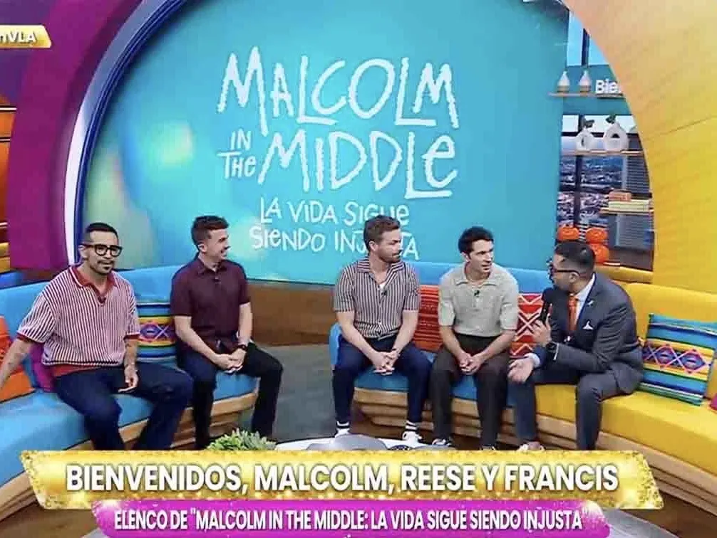 Elenco de Malcolm el de en medio sorprende con visita a México y causa furor en televisión